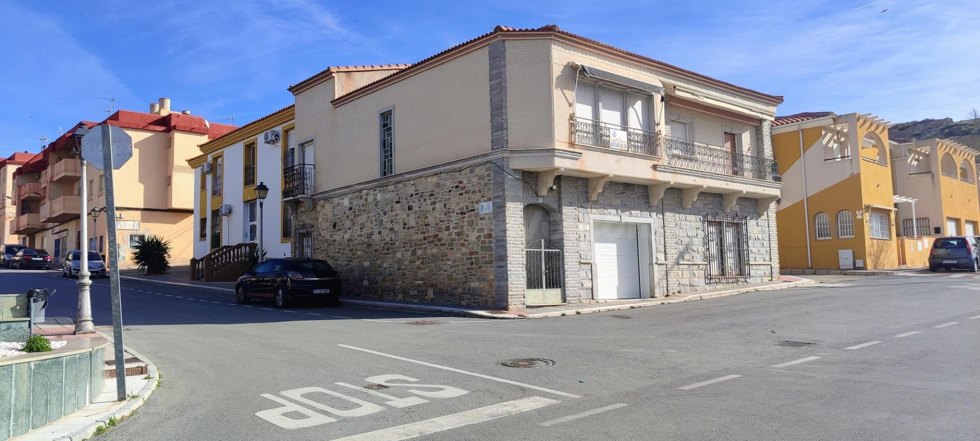 FINES ( ALMERÍA ). CHALET CON GRAN GARAJE Y 3 habitaciones.