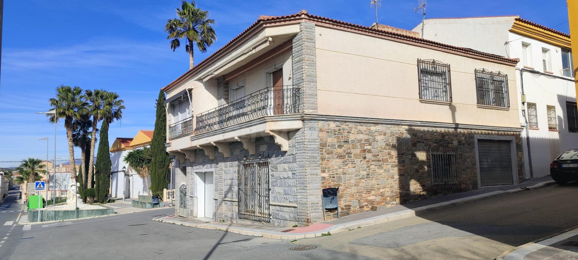 FINES ( ALMERÍA ). CHALET CON GRAN GARAJE Y 3 habitaciones. - foto 2