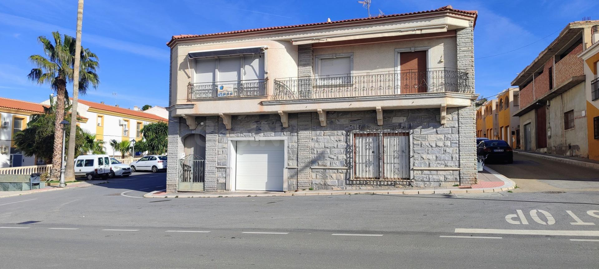 FINES ( ALMERÍA ). CHALET CON GRAN GARAJE Y 3 habitaciones. - foto 3