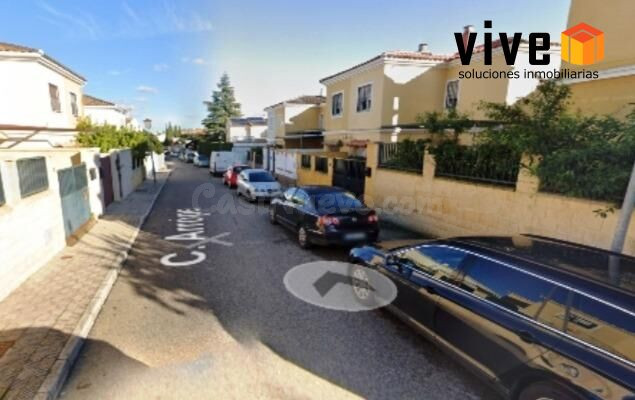 Chalet independiente en Villanueva del Ariscal con buhardill