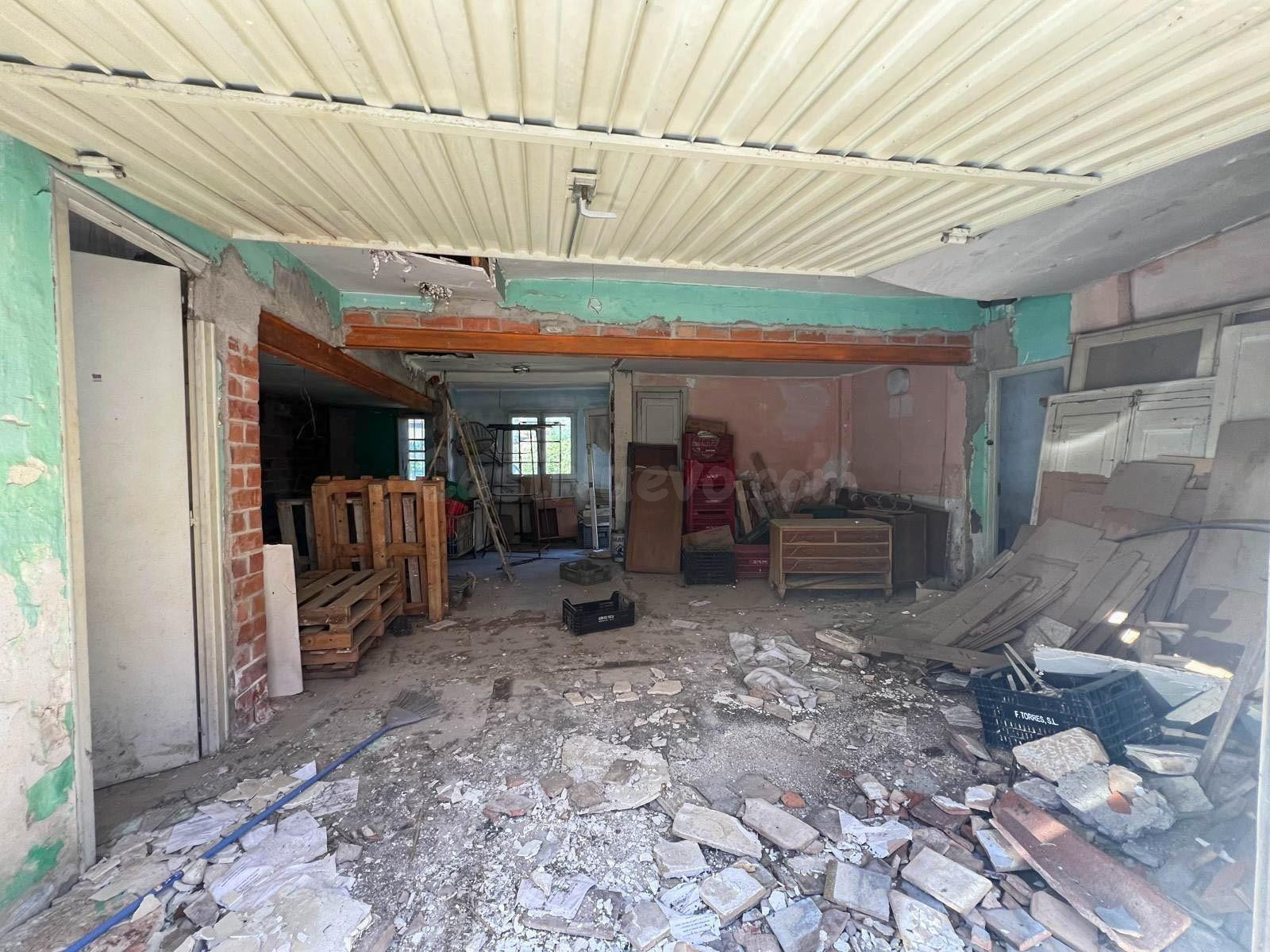 CASA DE PUEBLO A LA VENTA PARA REHABILITAR EN EL CENTRO DE E