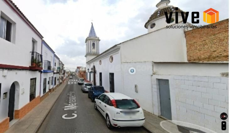Casa adosada de esquina en Pilas en calle Menendez Pidal...!