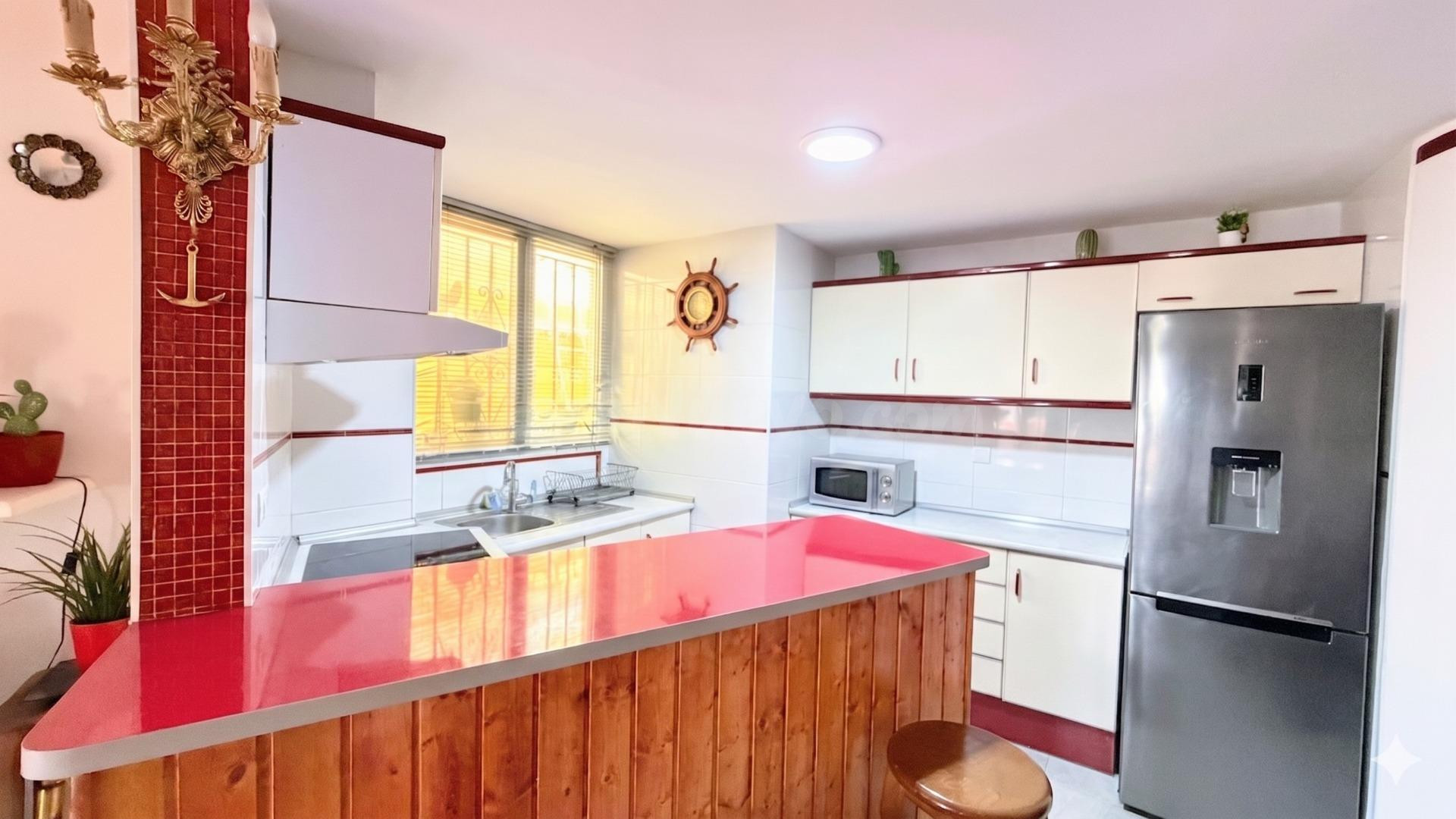 ¡Gran potencial! Amplio apartamento de 120 m2 con terraza pa - foto 2