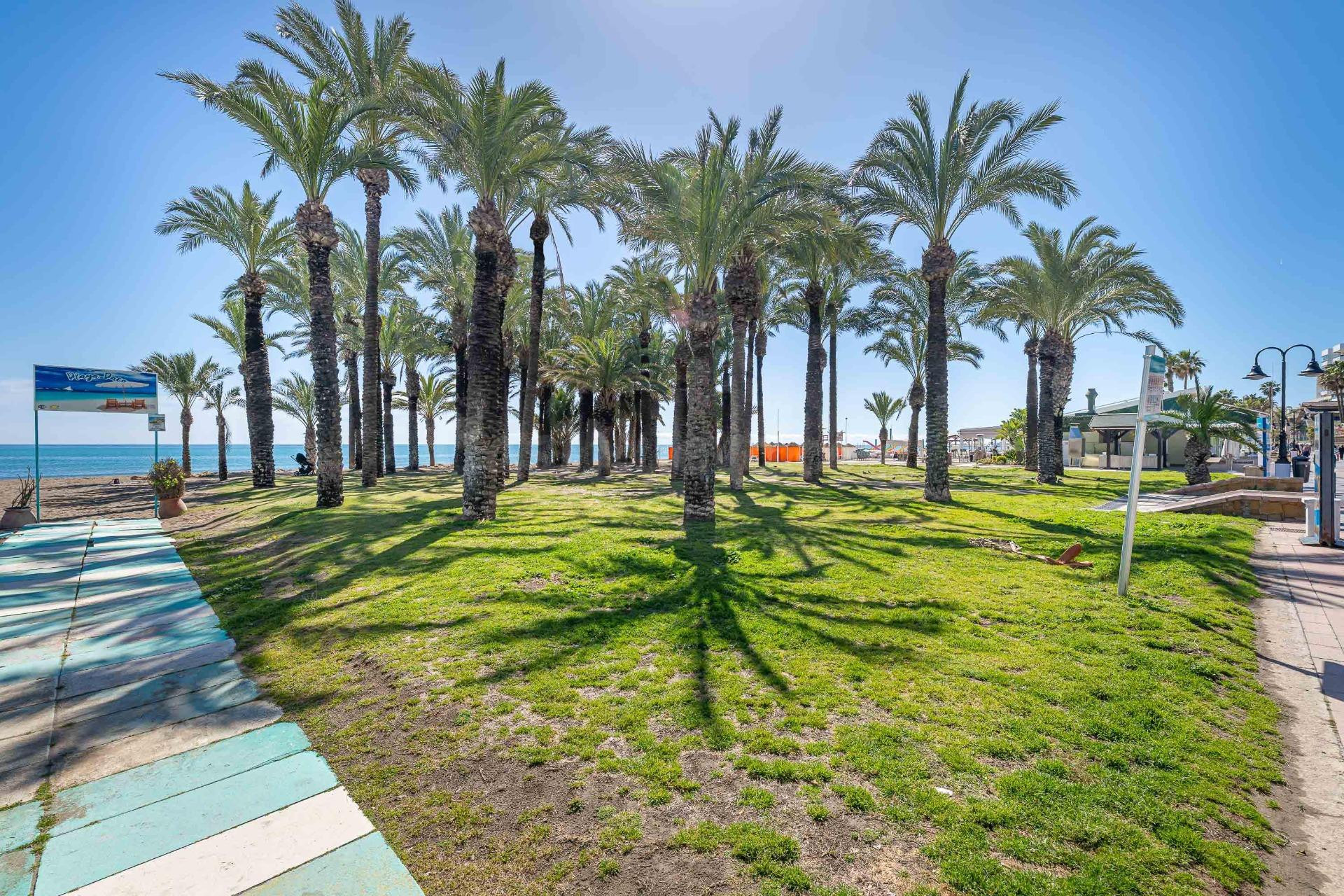Oportunidad Única en La Carihuela: Planta Baja Renovada a Pa