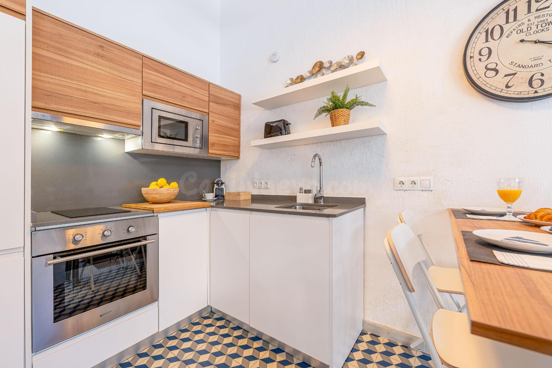 Oportunidad Única en La Carihuela: Planta Baja Renovada a Pa - foto 5