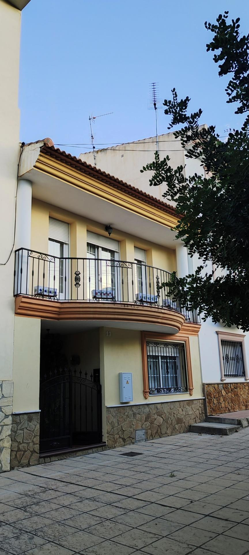 PRECIOSA CASA UNIFAMILIAR AMUEBLADA DE 300 METROS, 4 DORMITO