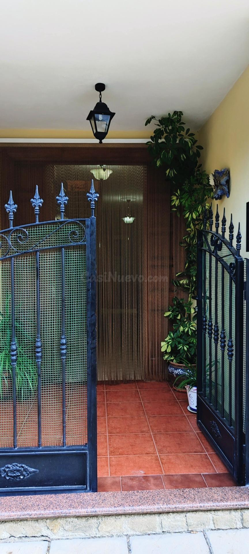 PRECIOSA CASA UNIFAMILIAR AMUEBLADA DE 300 METROS, 4 DORMITO - foto 2