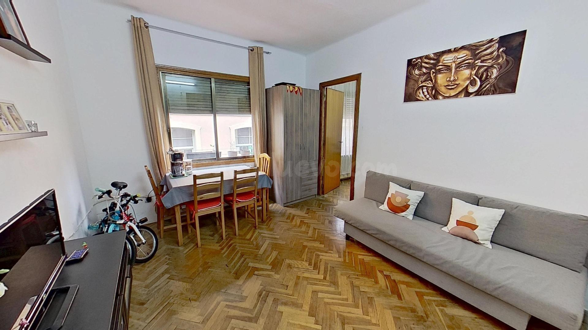 Piso luminoso con 3 habitaciones dobles. - foto 2