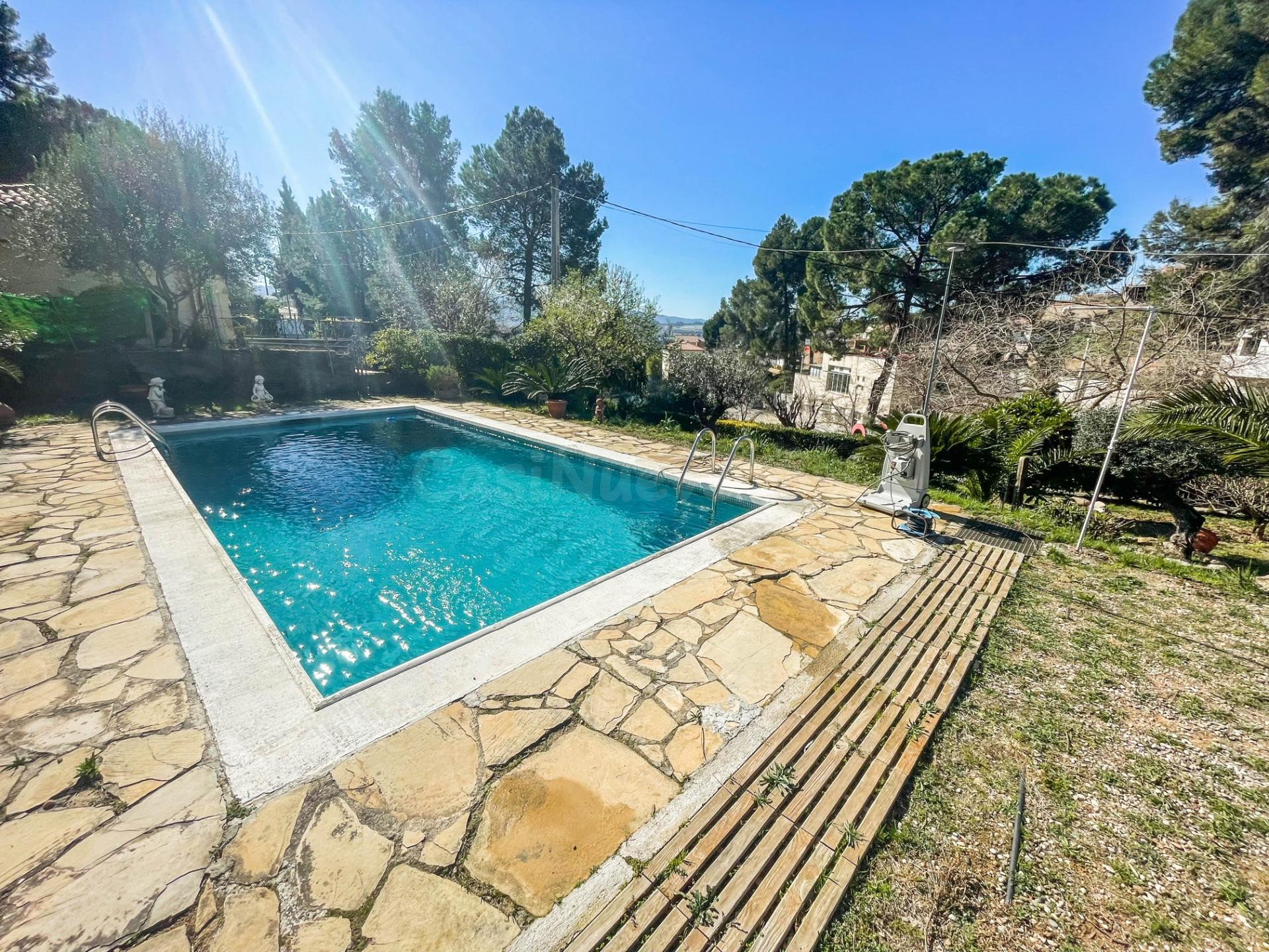 CASA EN VENTA EN URBANIZACIÓN LAS CARPAS – Abrera