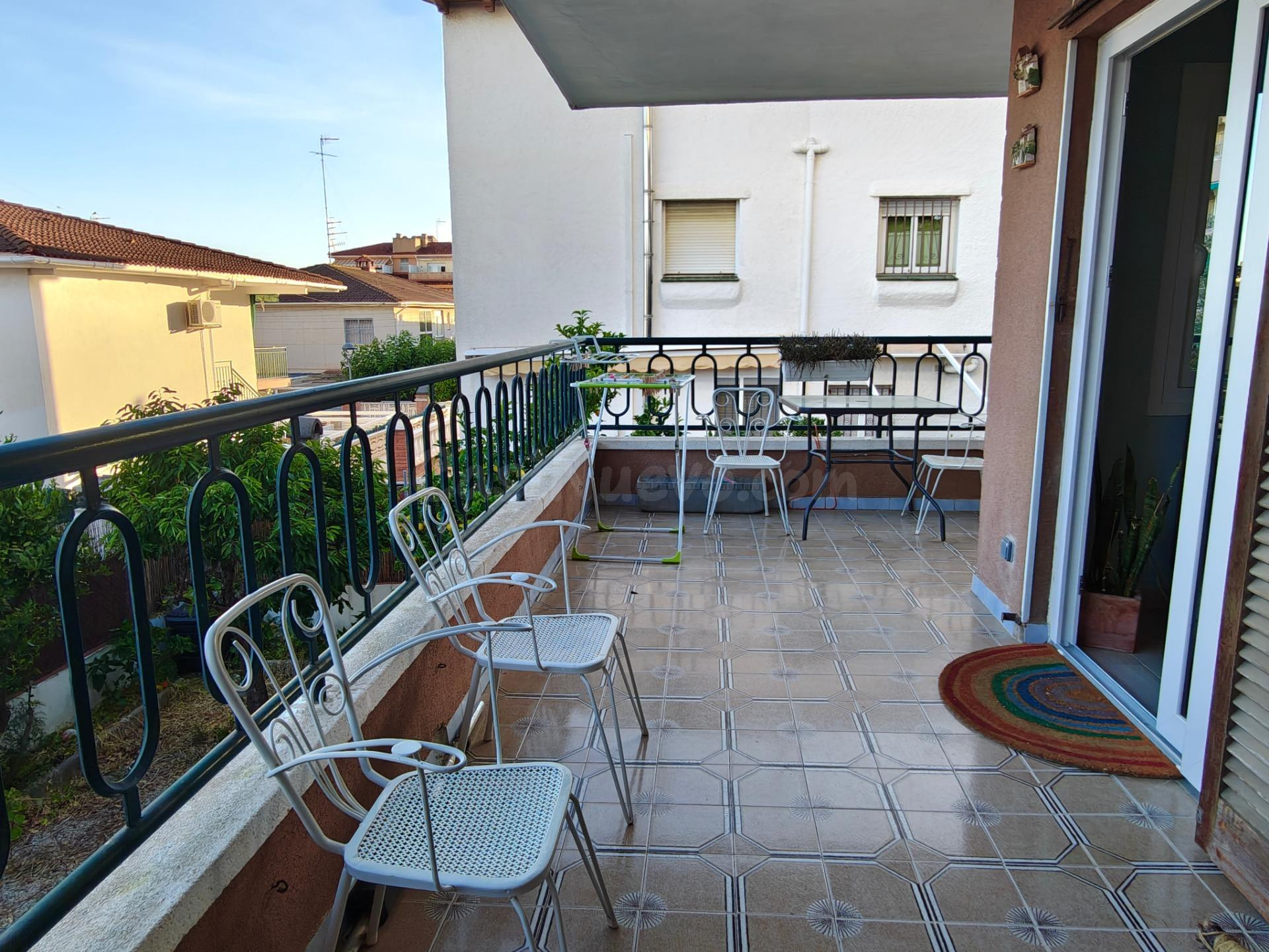 PISO EN VENTA CON TERRAZA, PARKING Y JARDIN – Urb. PUIG PELÓ - foto 3