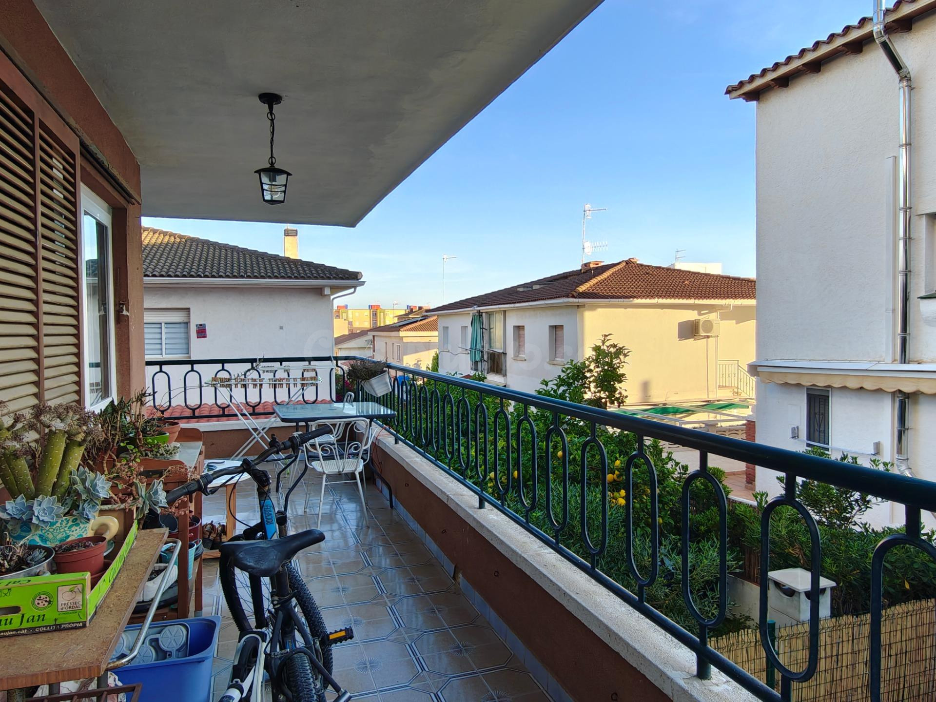 PISO EN VENTA CON TERRAZA, PARKING Y JARDIN – Urb. PUIG PELÓ - foto 5