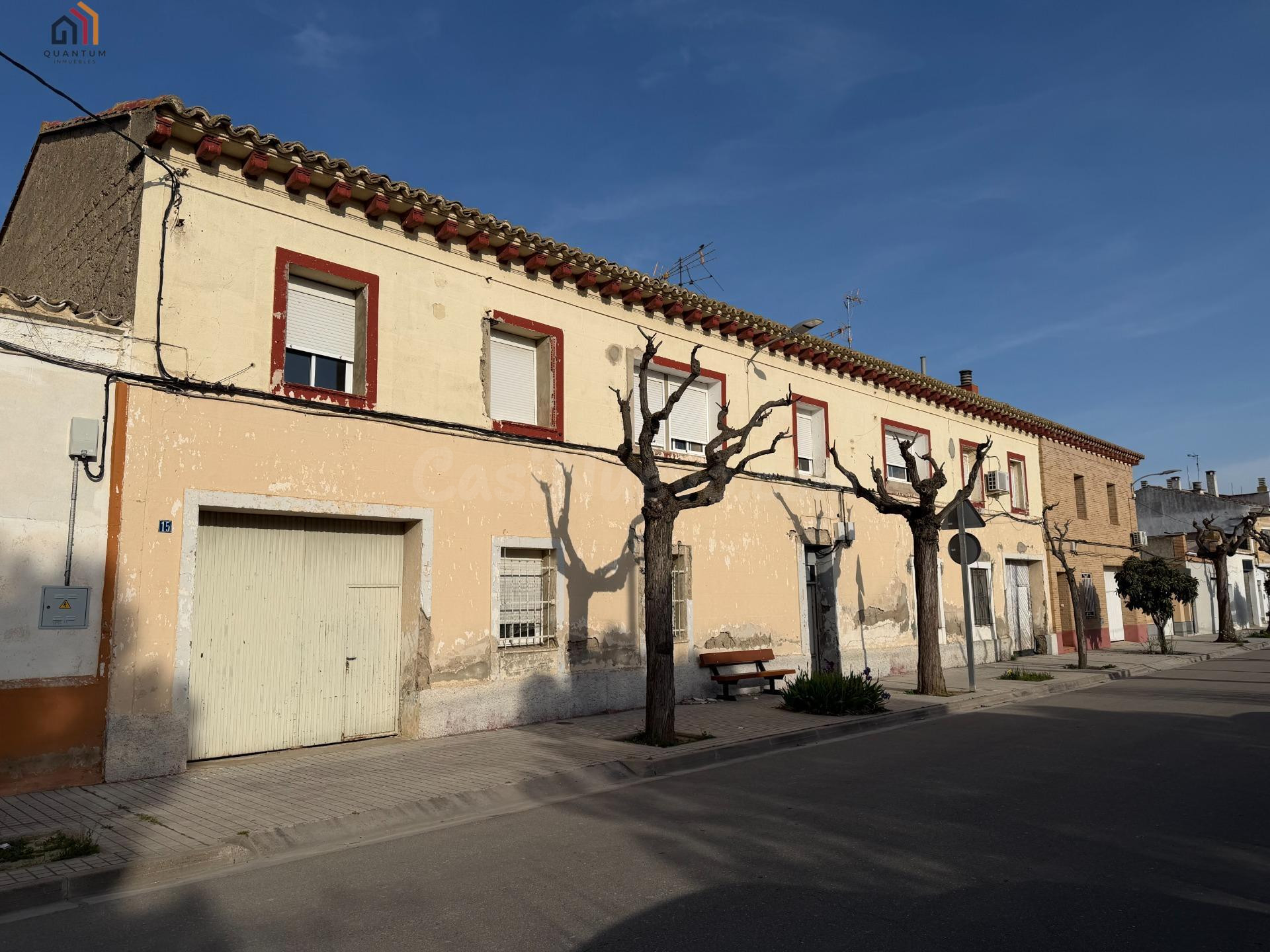 Planta baja con patio y entrada propia, tu lienzo en Zuera