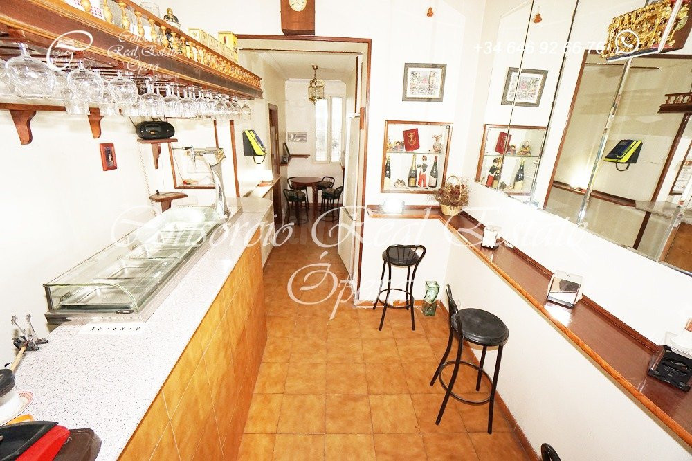 BAR CAFETERIA FRENTE A METRO Y RENFE PIRAMIDES