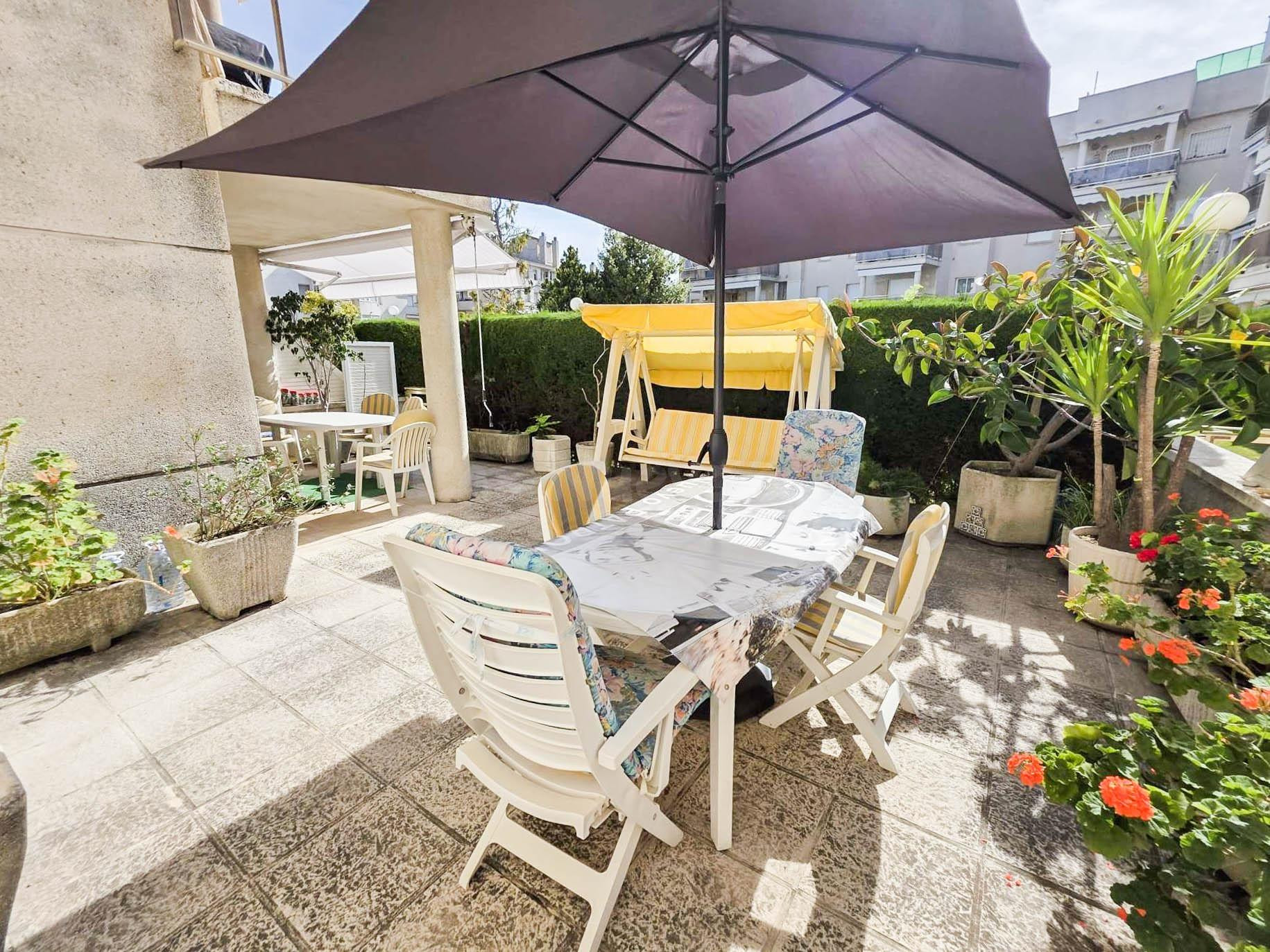 Planta baja en venta en segunda línea de mar en Cunit