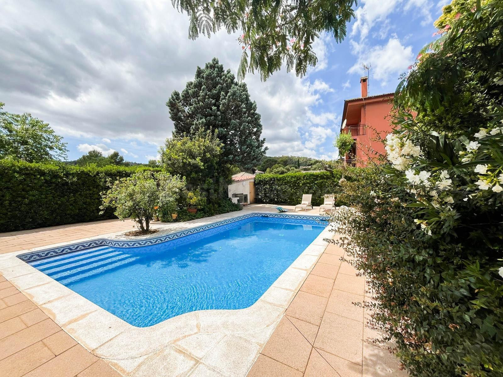 EXCLUSIVA VIVIENDA CON DOS PLANTAS INDEPENDIENTES, JARDÍN Y 