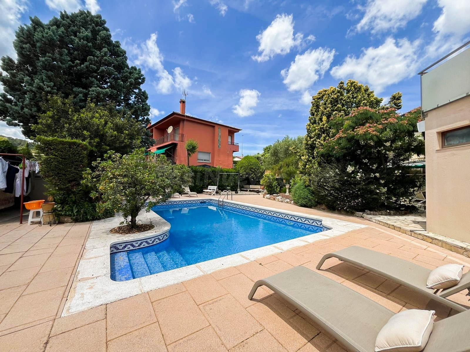 EXCLUSIVA VIVIENDA CON DOS PLANTAS INDEPENDIENTES, JARDÍN Y  - foto 2