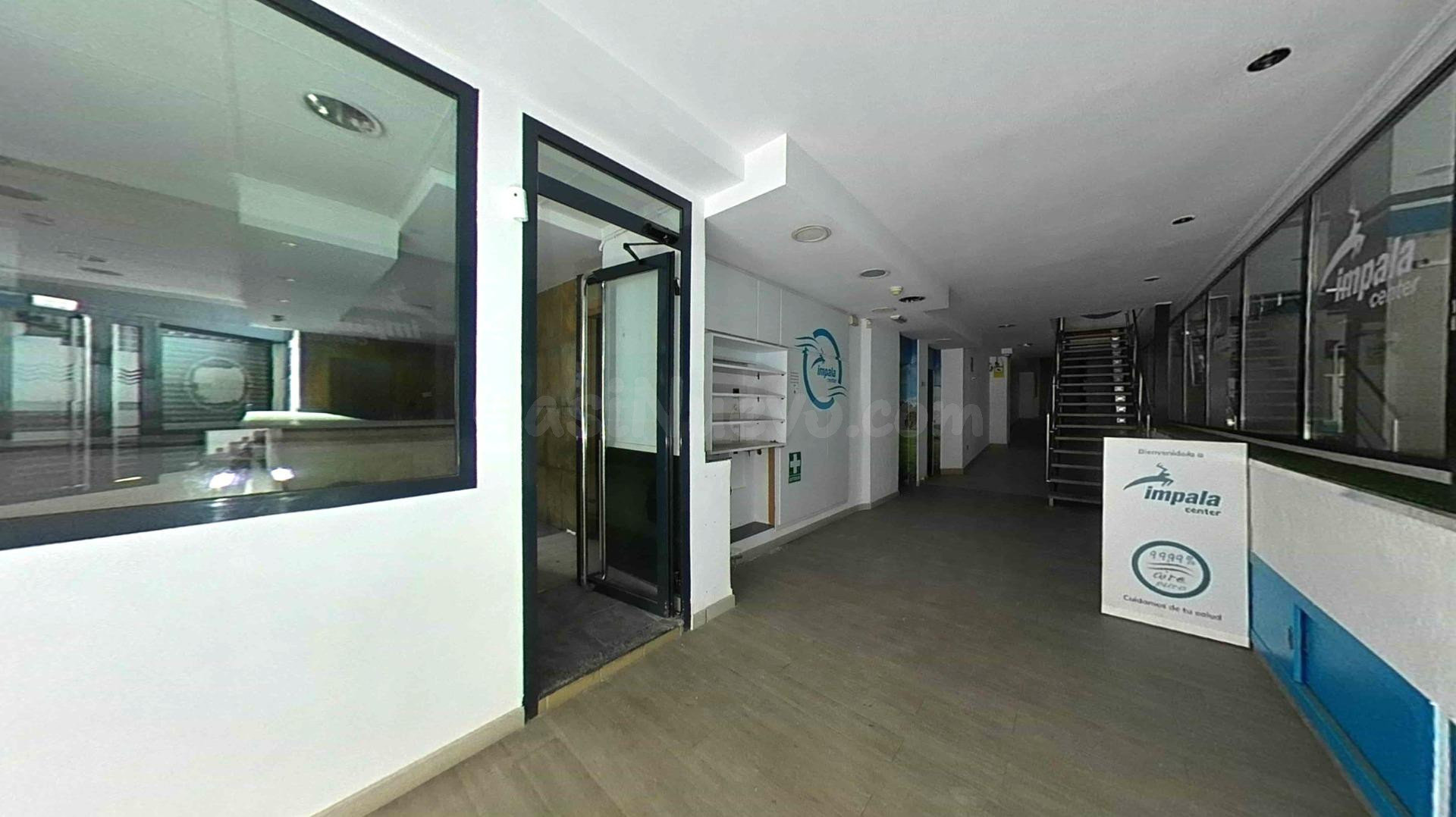 Local comercial 950m² en venta - Este - foto 3