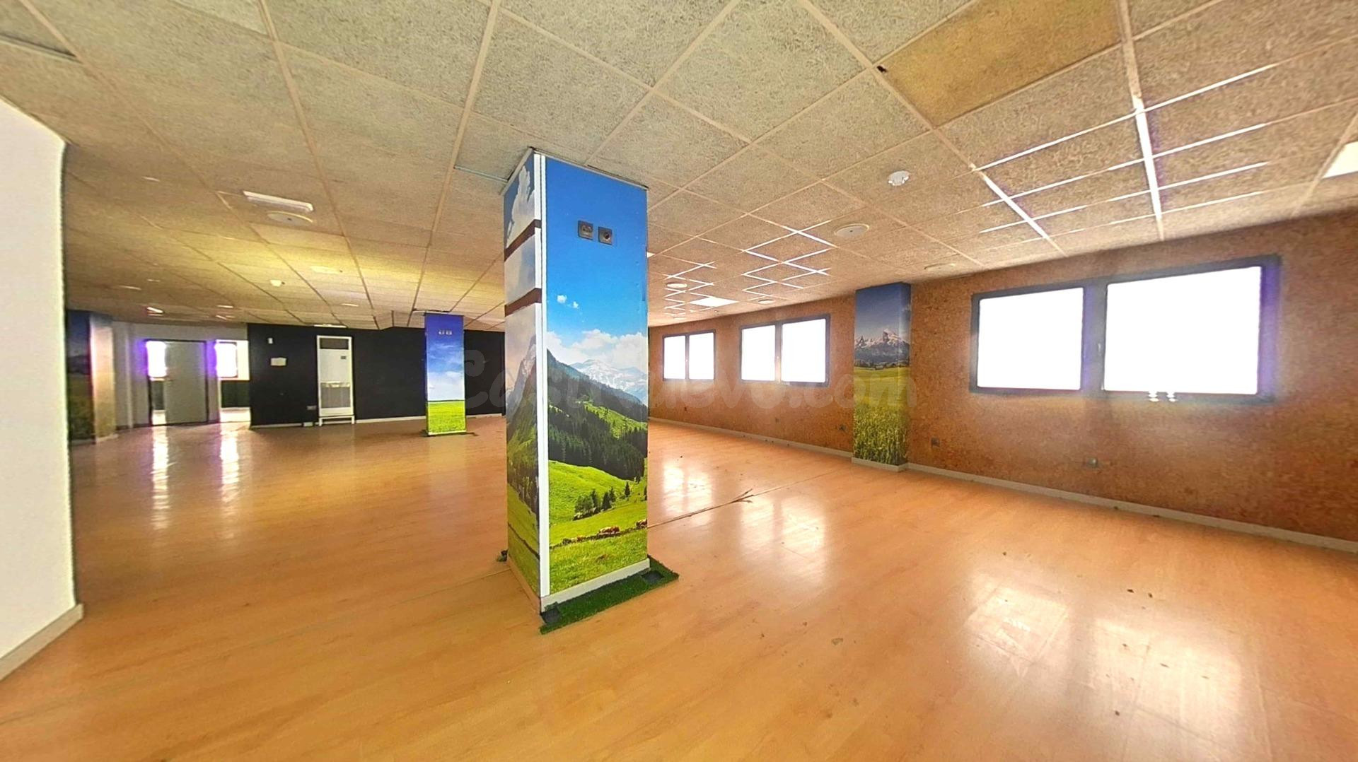 Local comercial 950m² en venta - Este - foto 4