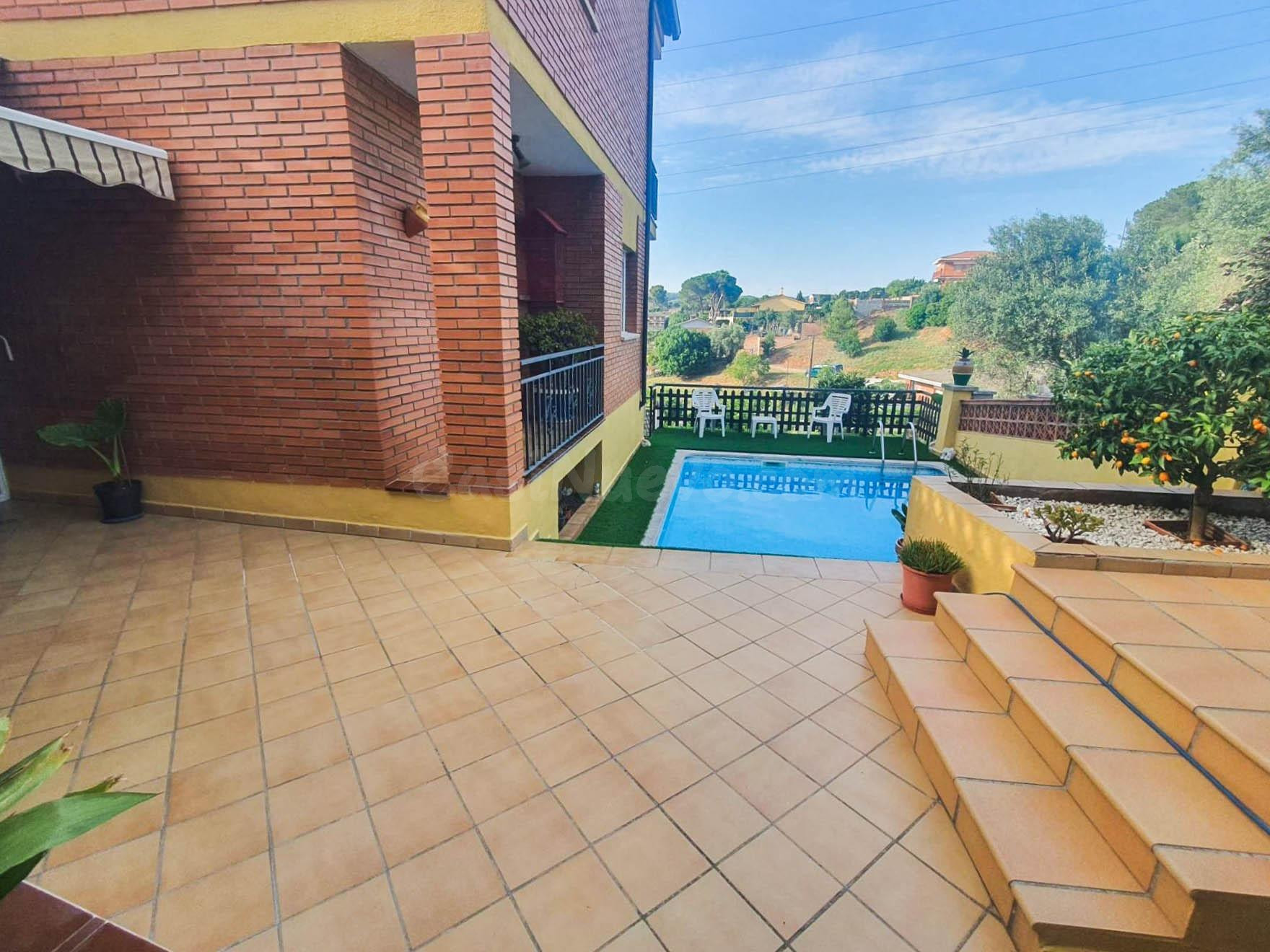Espectacular casa con piscina en Can Santaeugini, Castellbis