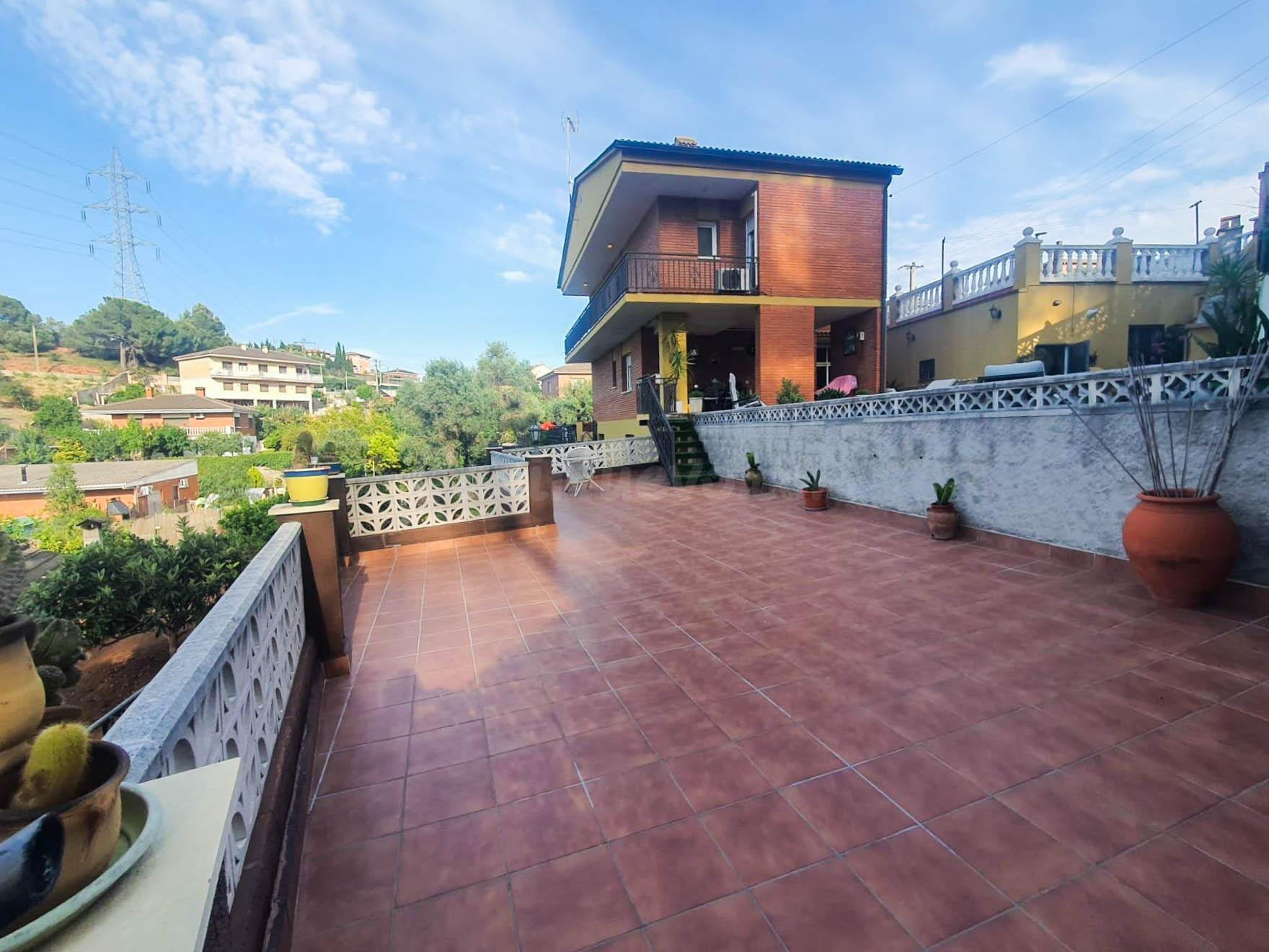 Espectacular casa con piscina en Can Santaeugini, Castellbis - foto 2