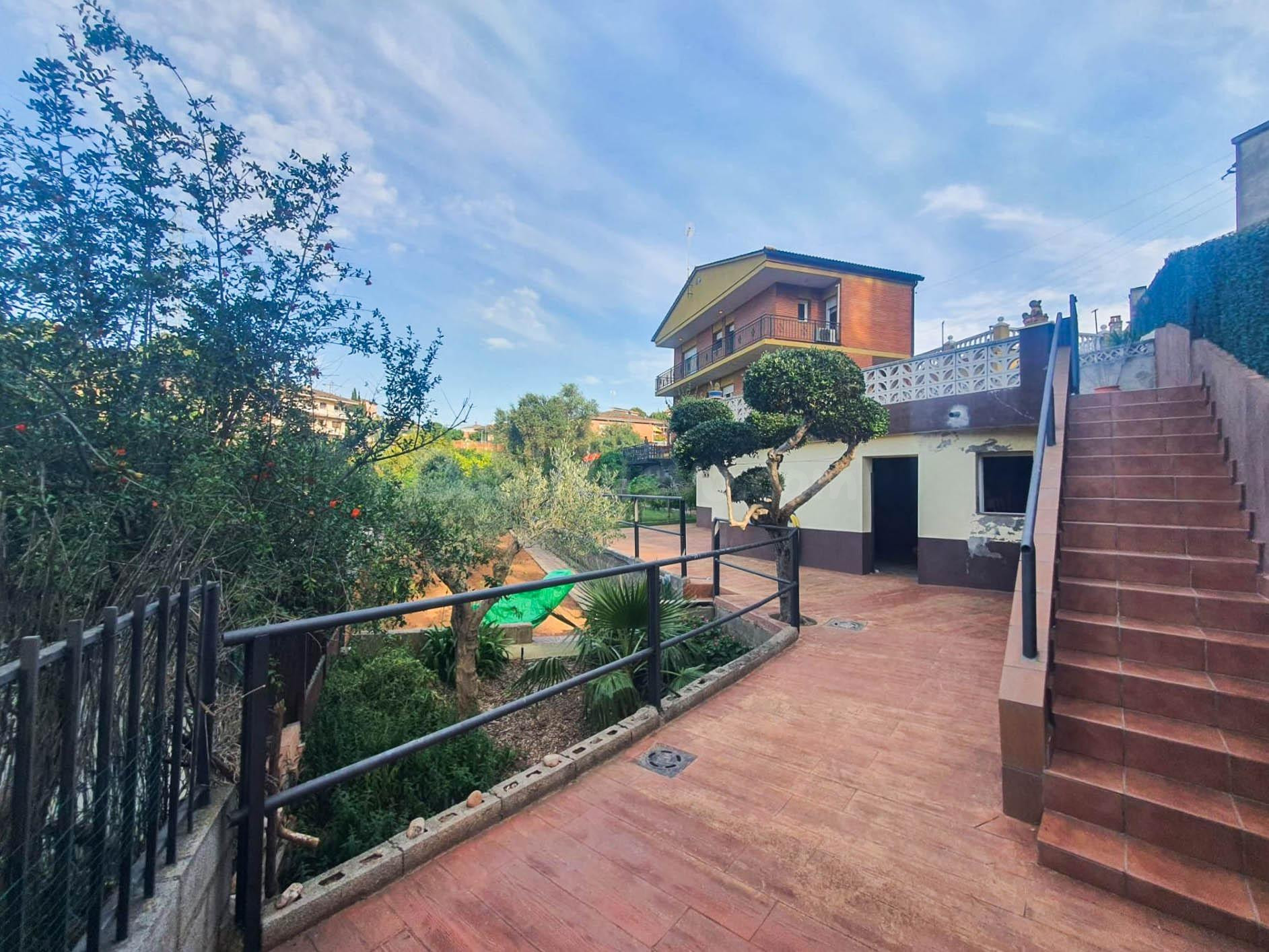 Espectacular casa con piscina en Can Santaeugini, Castellbis - foto 5
