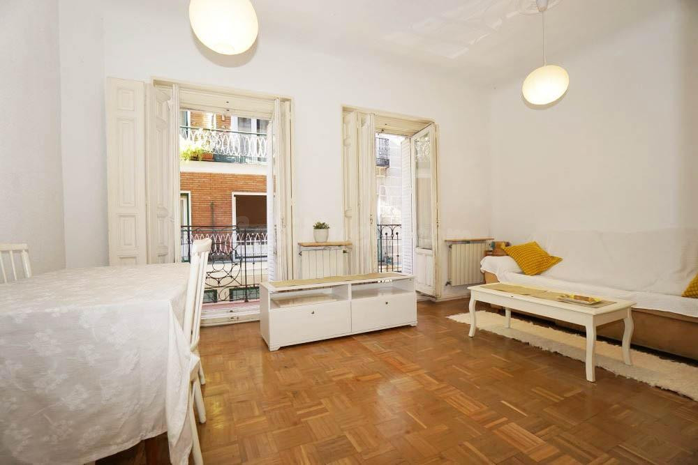 Vivienda exterior con dos balcones a la calle