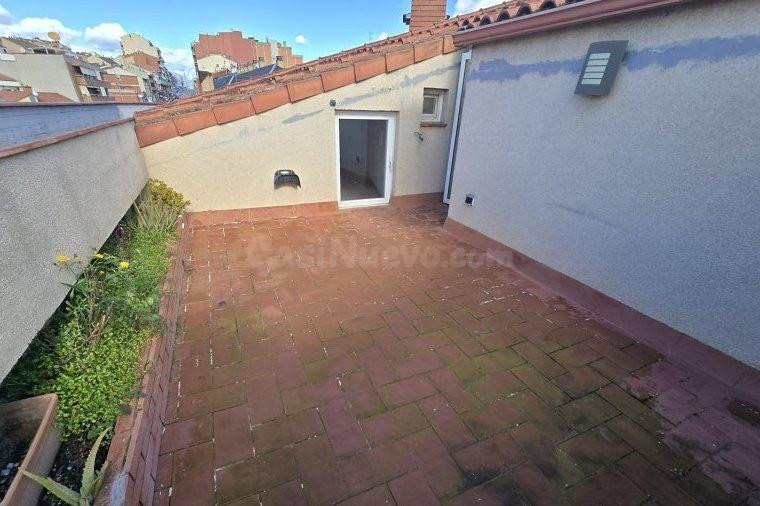 DÚPLEX EN VENTA CON TERRAZA Y PISCINA COMUNITARIA EN RUBÍ