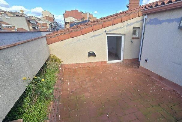 DÚPLEX EN VENTA CON TERRAZA Y PISCINA COMUNITARIA EN RUBÍ - foto 2