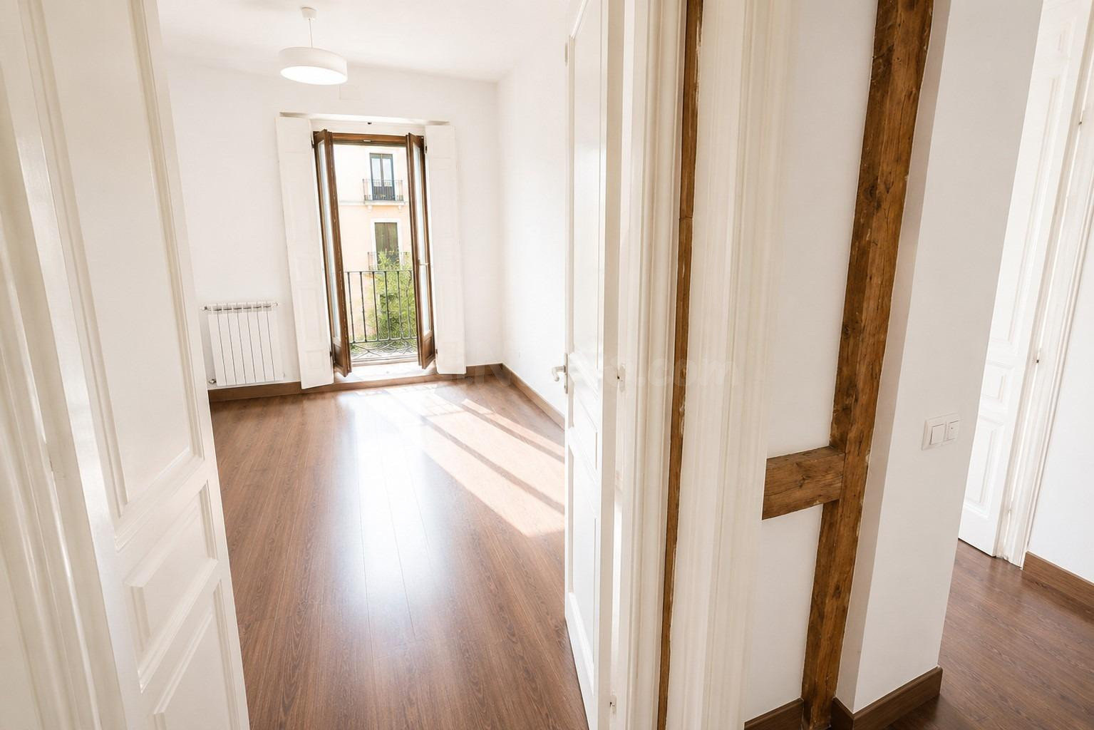 Vivienda con tres balcones a la calle en Opera