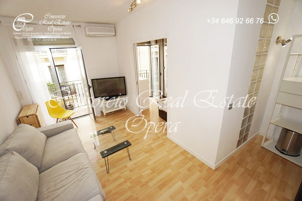 Vivienda luminosa exterior con dos balcones