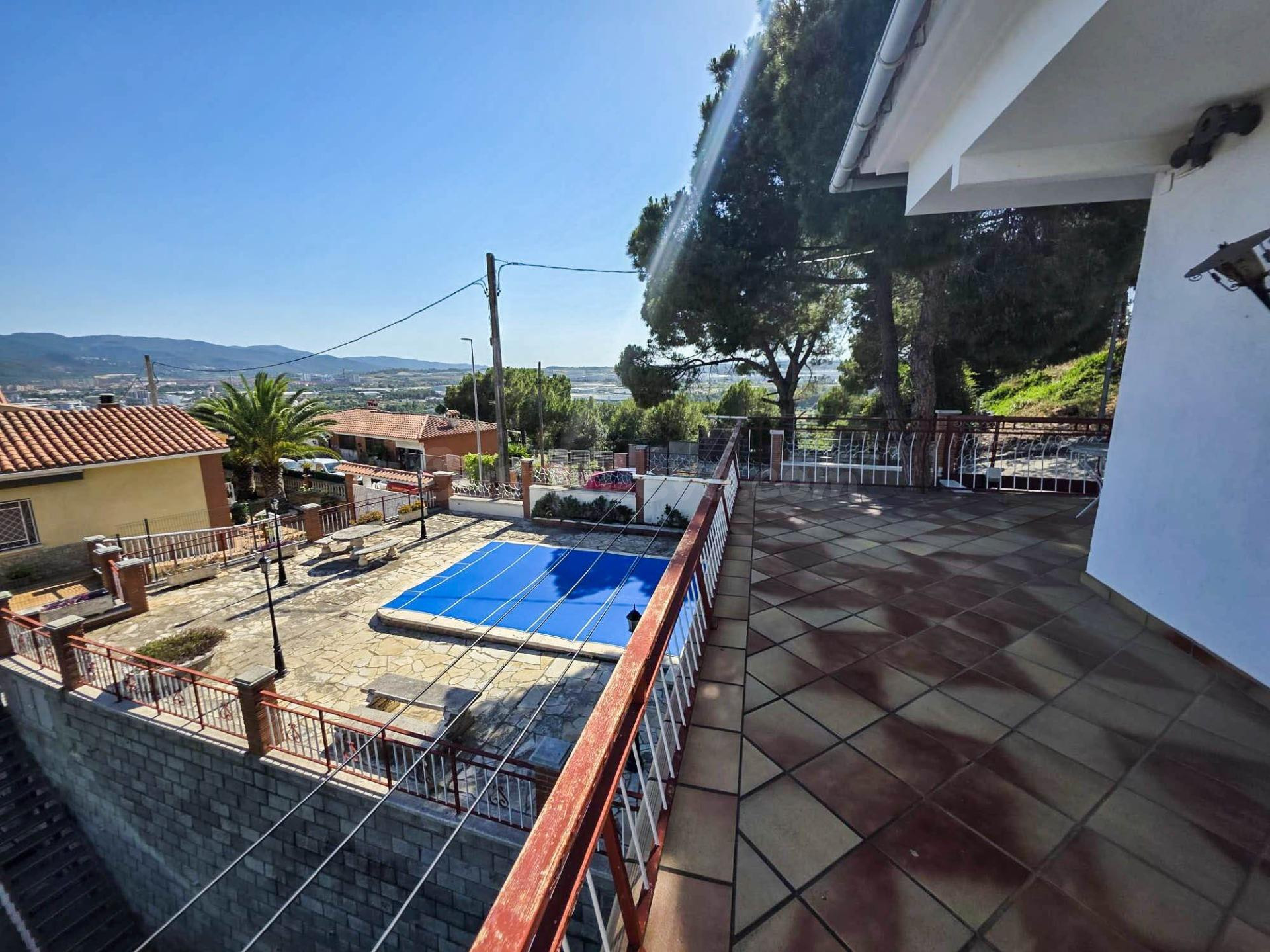 CHALET EN VENTA CON PISCINA EN LA URBANIZACIÓN LES CARPES, A