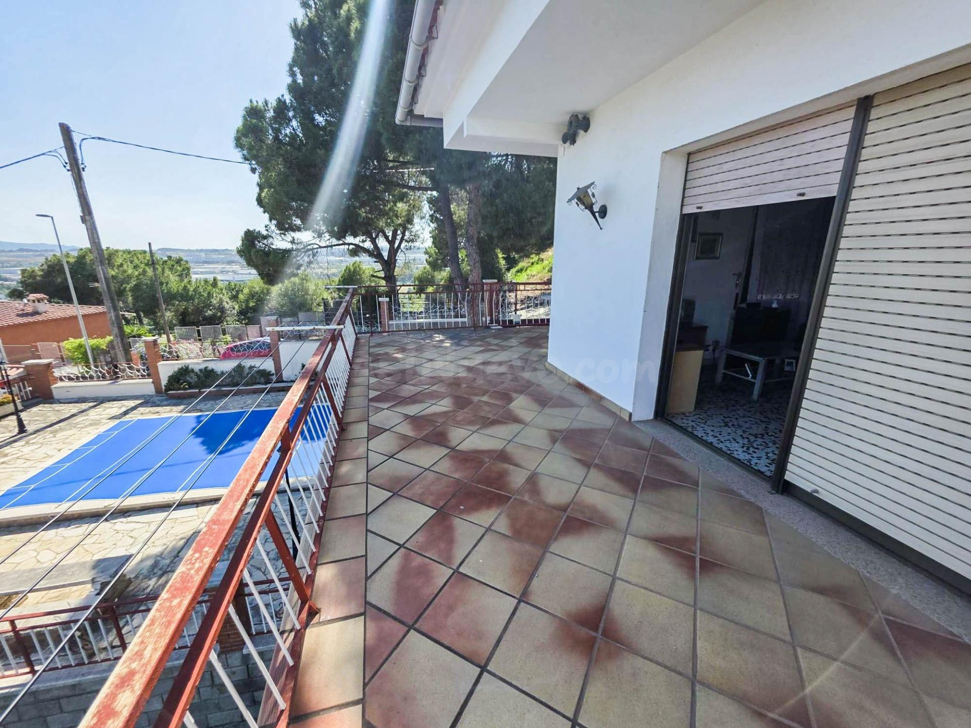 CHALET EN VENTA CON PISCINA EN LA URBANIZACIÓN LES CARPES, A - foto 2