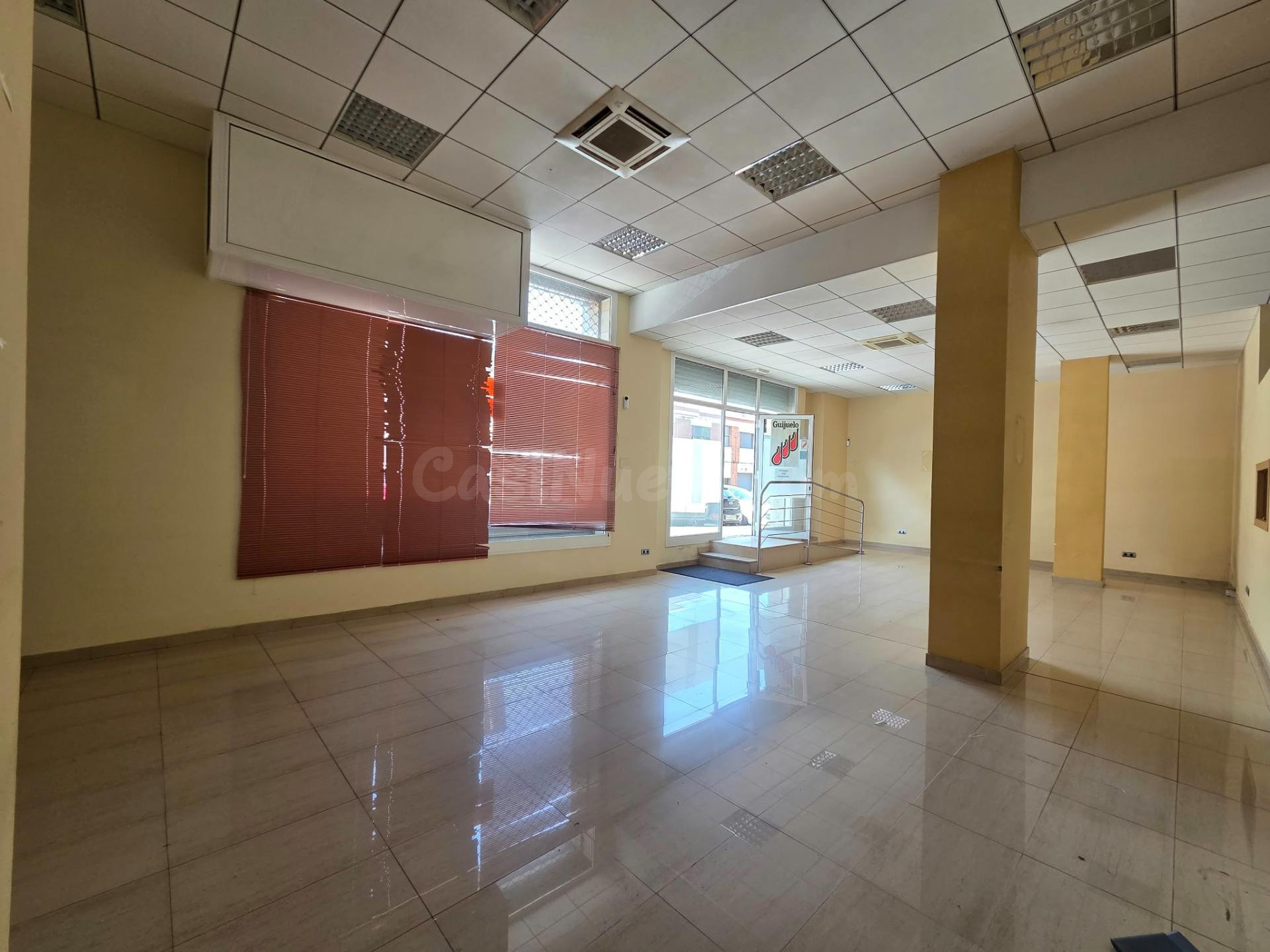 Local en venta con sótano en Olesa de Montserrat - foto 3