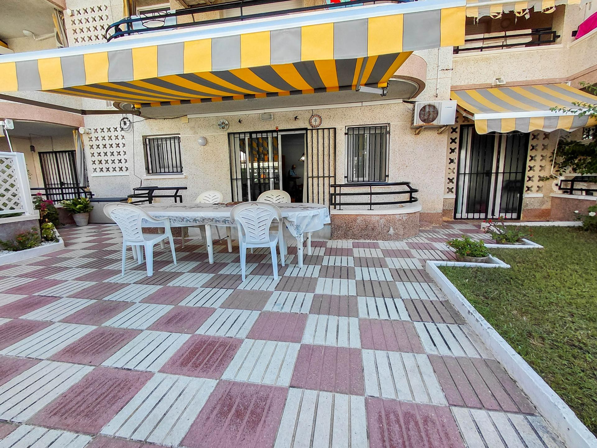 Planta baja con jardín y terraza en venta a pocos metros del
