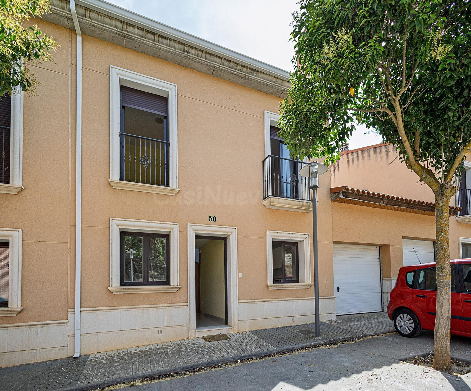 CHALET ADOSADO EN MUCIENTES, 2 PLANTAS, 4 DORMITORIOS Y GARAJE