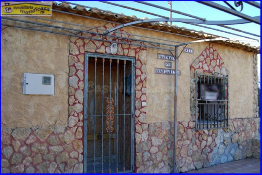 Se vende casa de campo con parcela vallada en La Matanza de 
