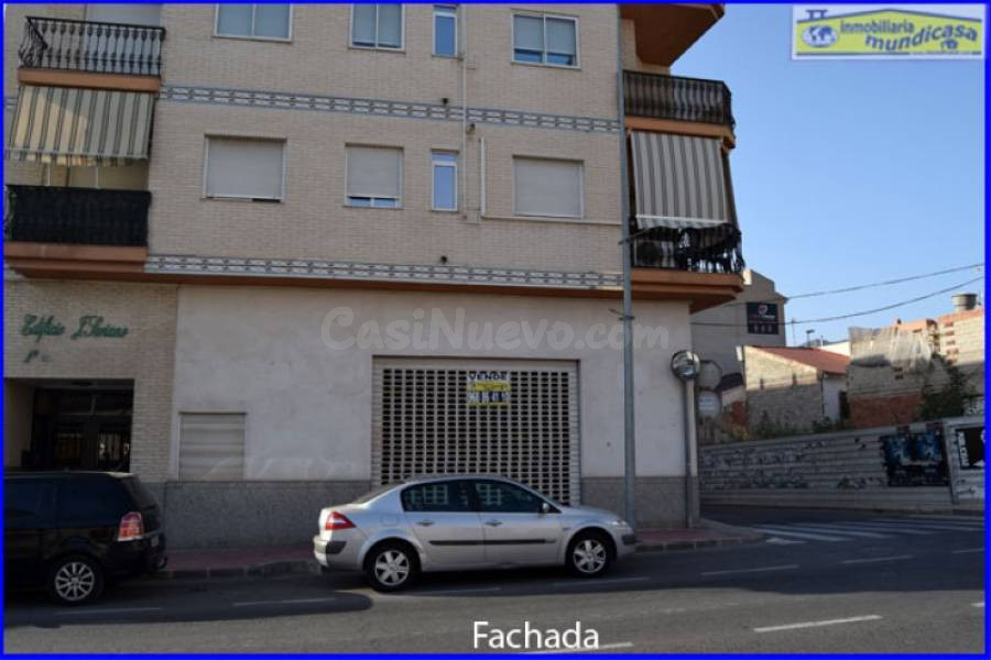 Local comercial en Santomera con gran fachada