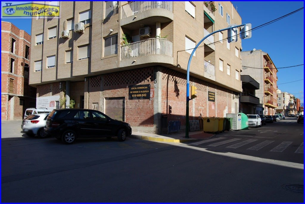 Alquiler de amplio local comercial en Santomera con excelente ubicación