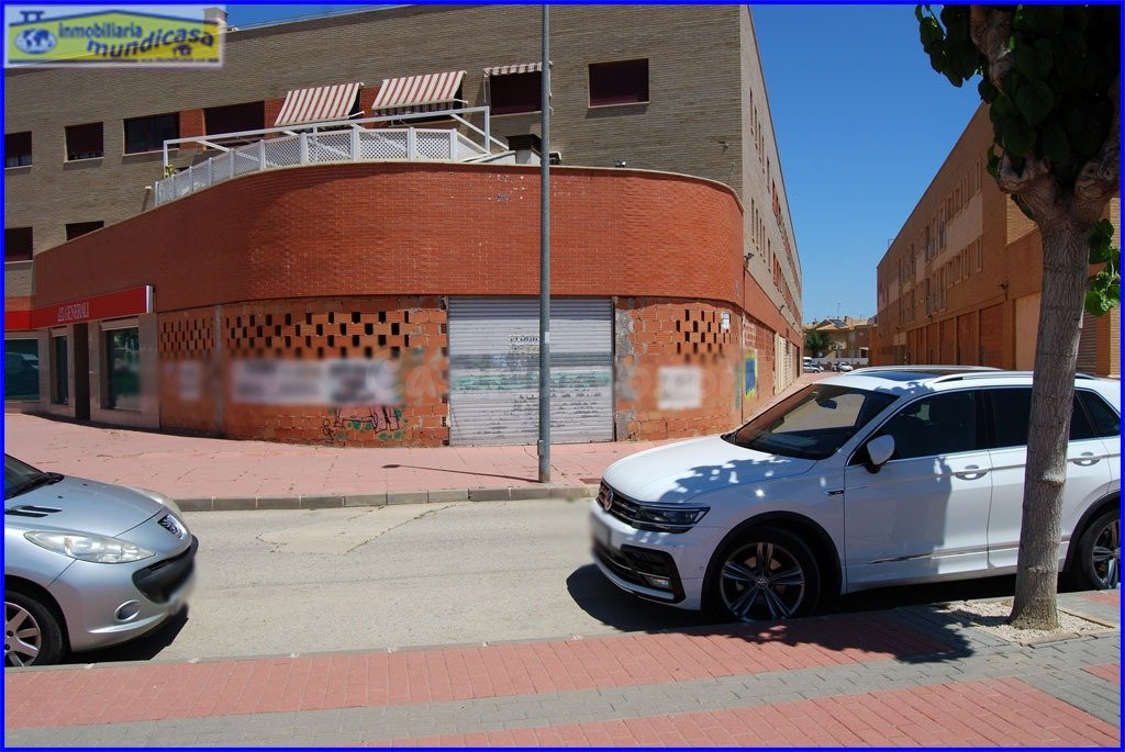 Amplio local comercial con fachada a carretera en Santomera