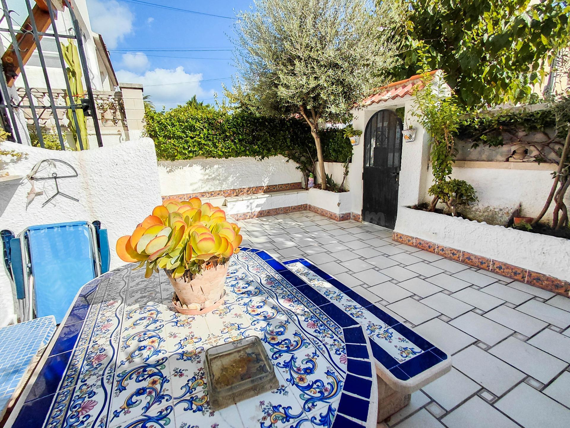 CUNIT CASA  ESQUINERA EN VENTA MUY CERCA DEL MAR