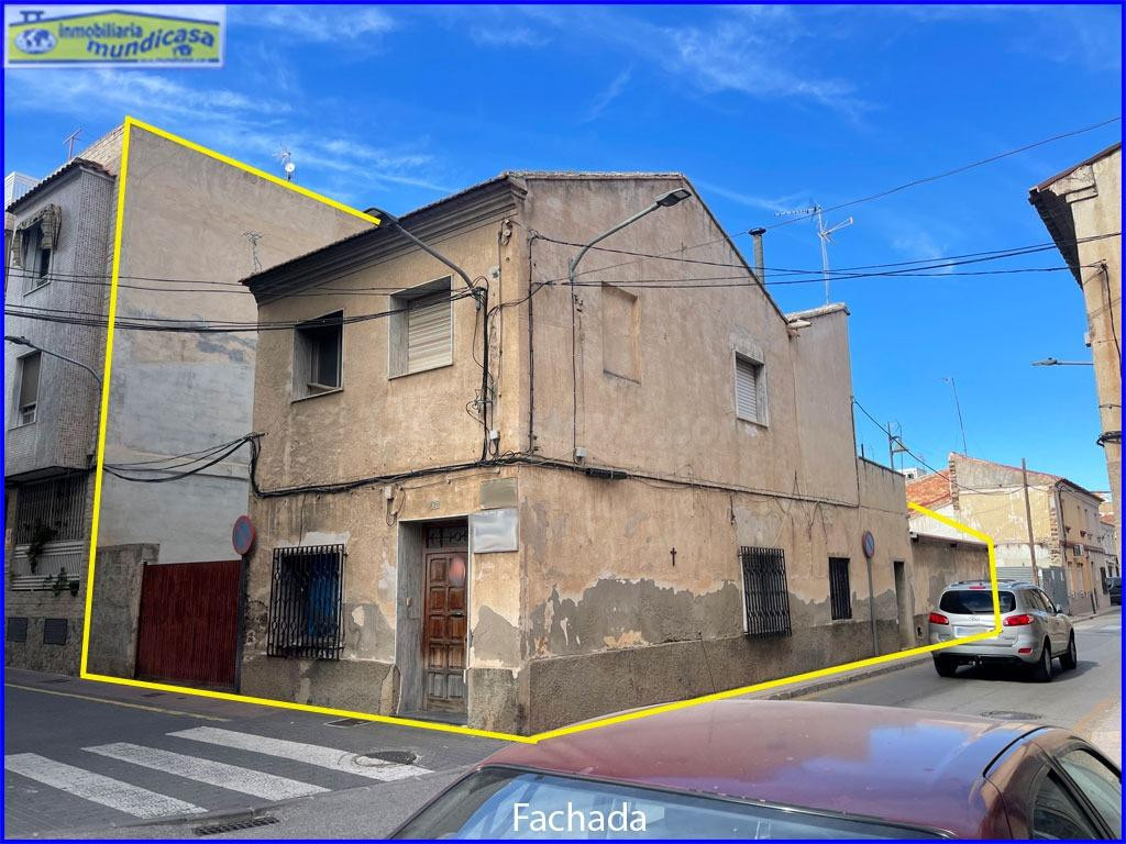 Casa en esquina con terreno para reformar o edificar en Sant