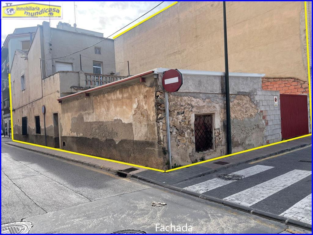 Casa en esquina con terreno para reformar o edificar en Sant - foto 2