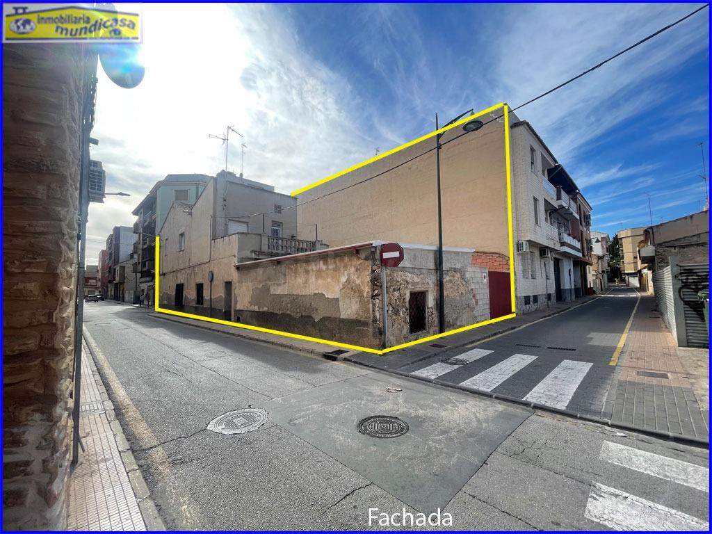Casa en esquina con terreno para reformar o edificar en Sant - foto 3