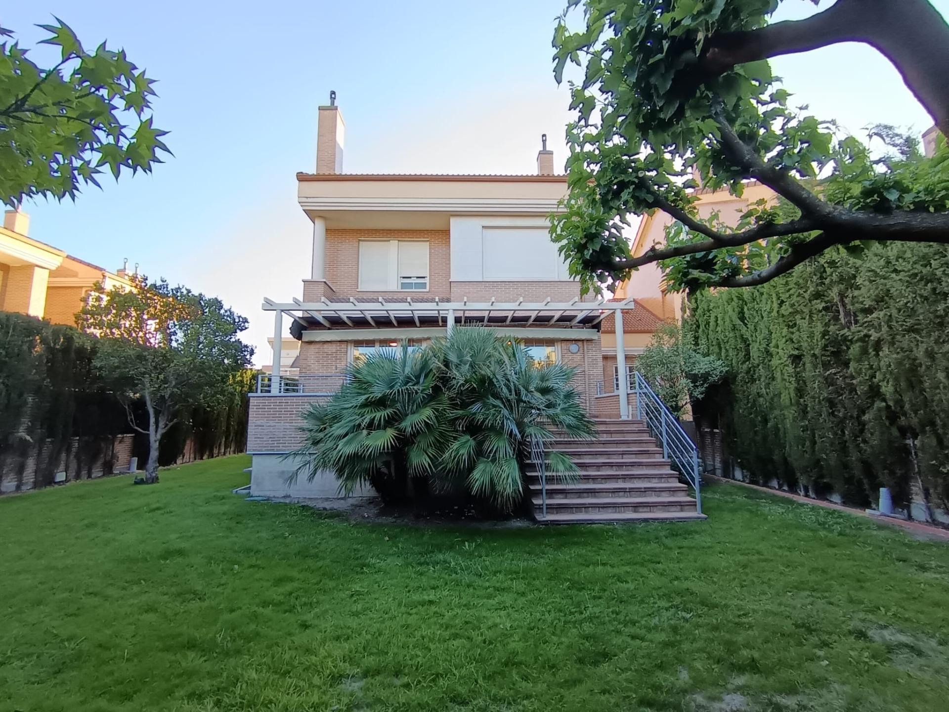 Impresionante Adosado en Las Villas - Sta Ana, Valladolid por €2540