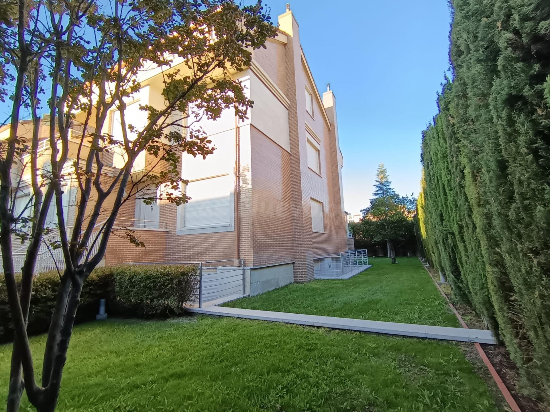 Impresionante Adosado en Las Villas - Sta Ana, Valladolid por €2540 - foto 3