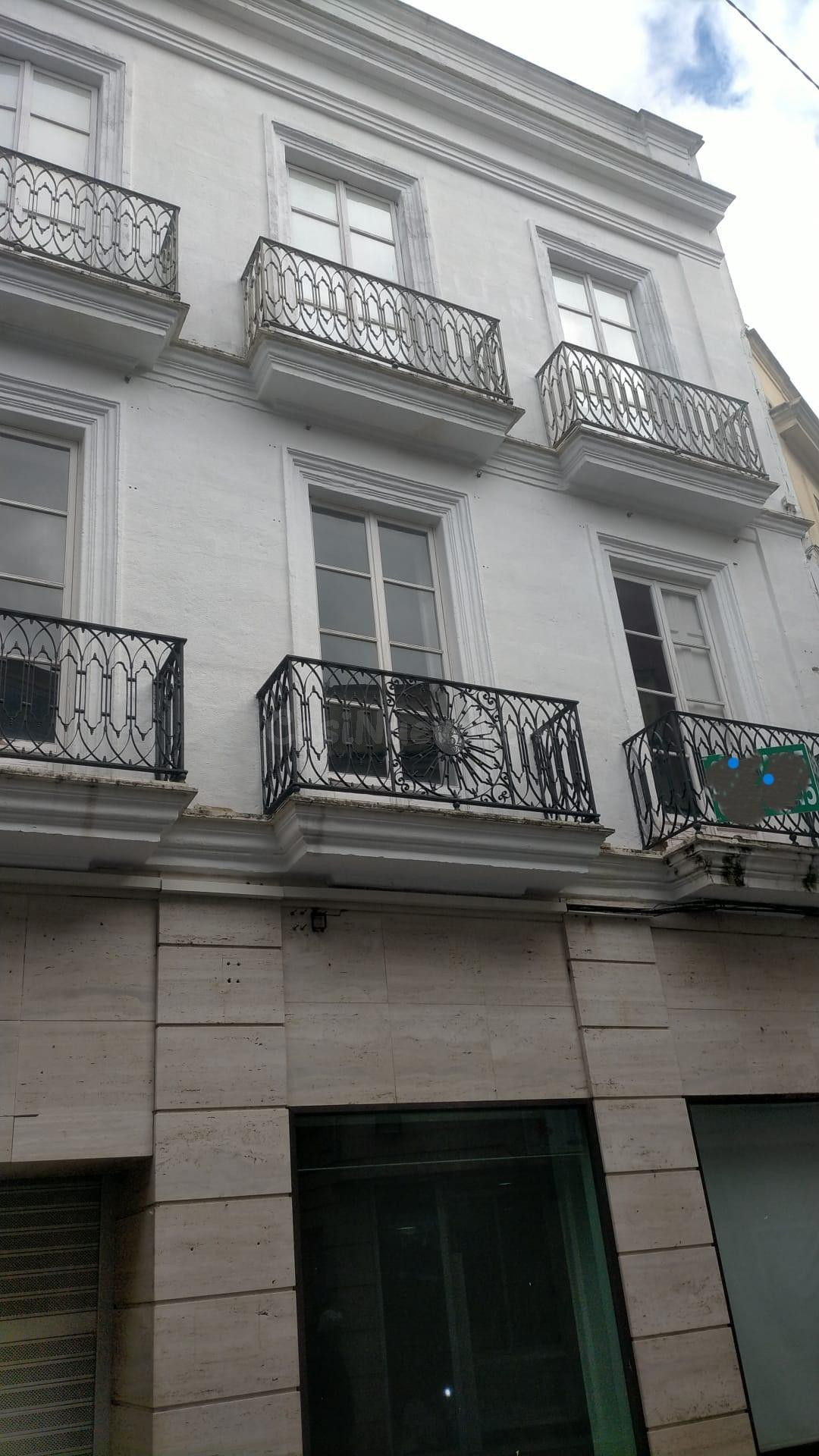A un minuto de calle Larga: Magnífica casa con local comerci
