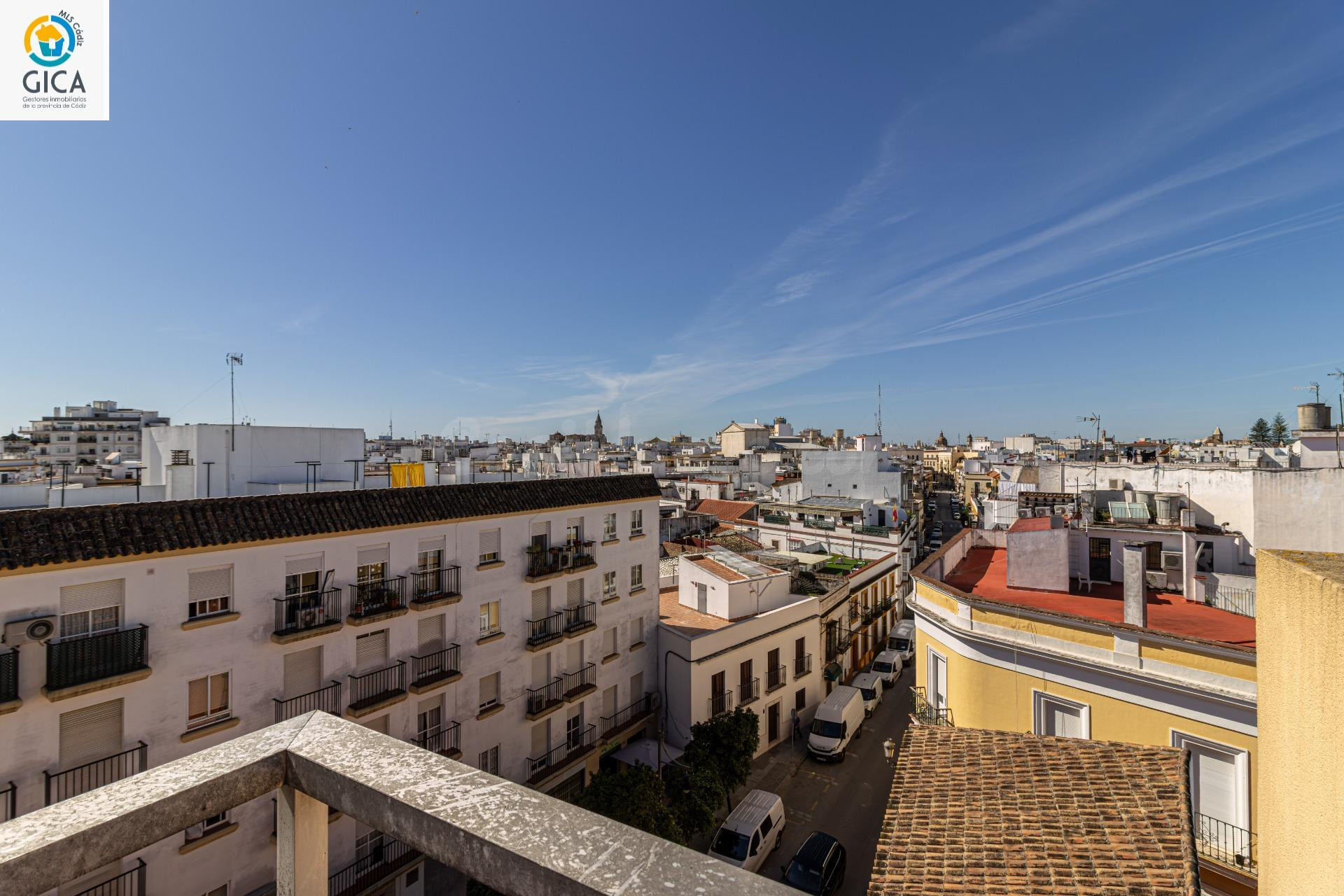 Gran piso de 150m2 con terraza y orientación SUR – Calle Arcos (Centro)