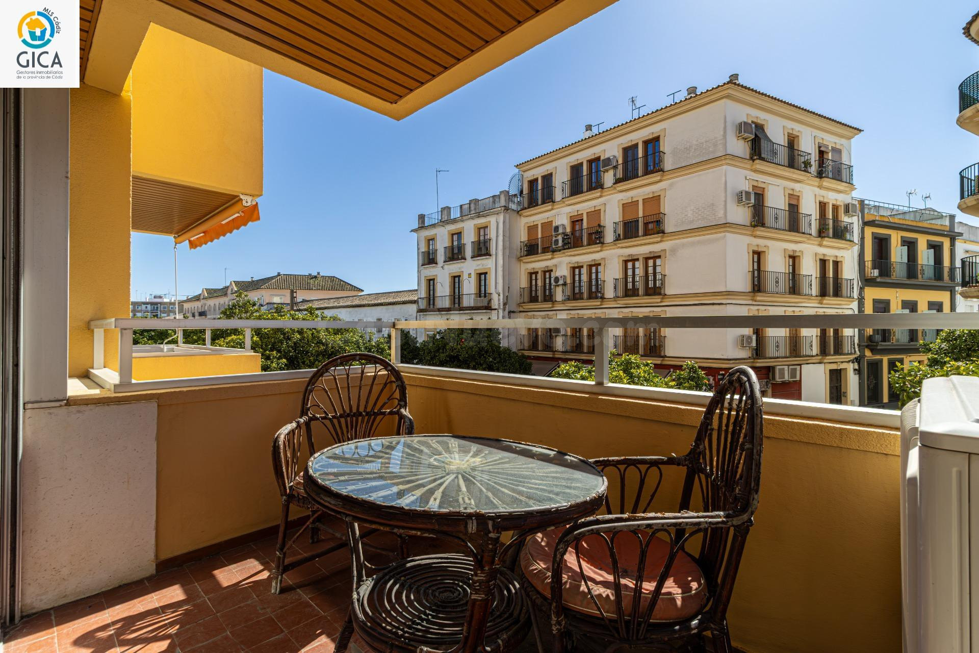 Gran piso de 150m2 con terraza y orientación SUR – Calle Arcos (Centro) - foto 2