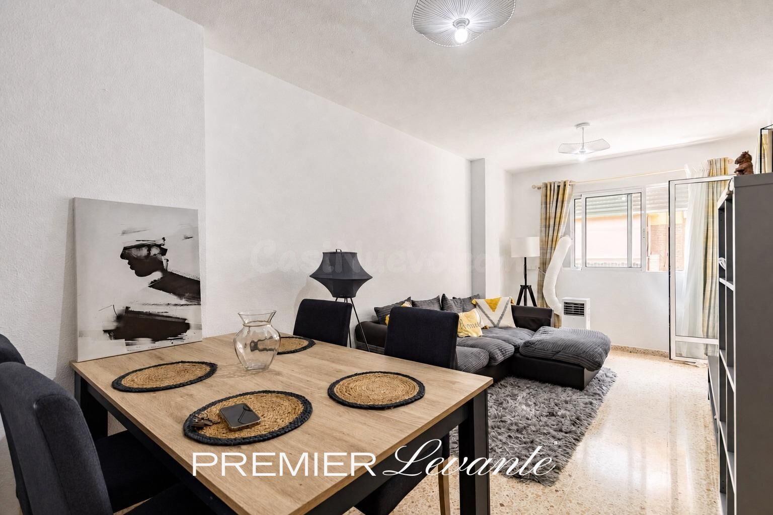 PISO LUMINOSO CON TERRAZA, 3 DORMITORIOS Y 2 BAÑOS – 210.000 €