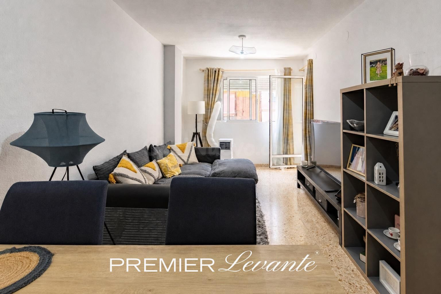 PISO LUMINOSO CON TERRAZA, 3 DORMITORIOS Y 2 BAÑOS – 210.000 € - foto 4